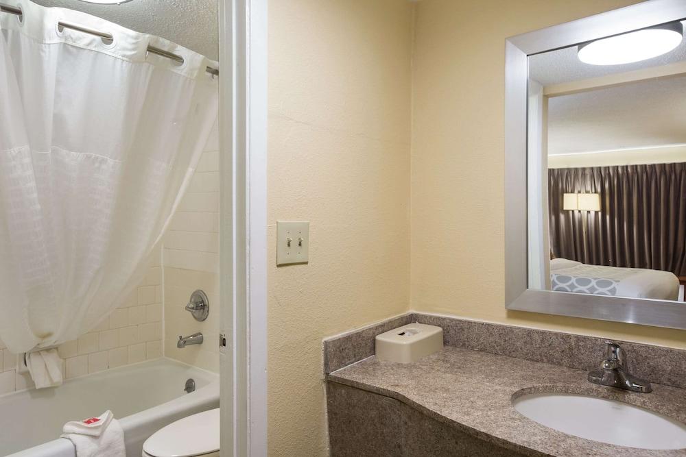 Econo Lodge Inn & Suites Hardeeville I-95 photo 86