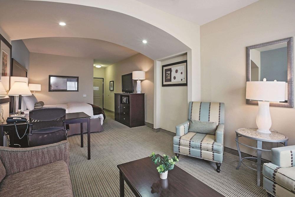 La Quinta Inn & Suites by Wyndham DFW Airport West - Euless photo 6