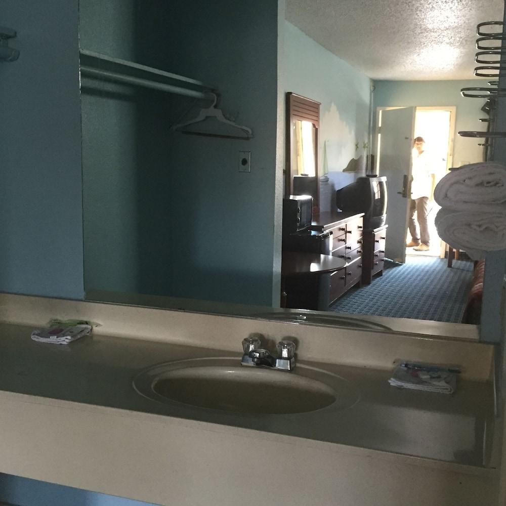 Guest Inn & Suites photo 15