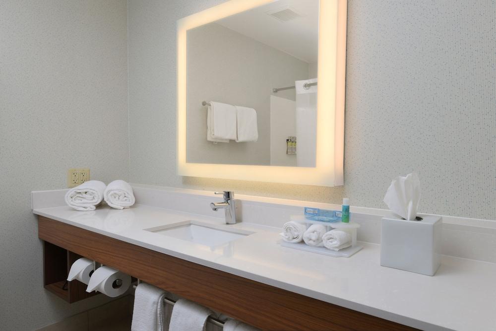 Holiday Inn Express Hotel & Suites Magnolia-Lake Columbia by IHG photo 9
