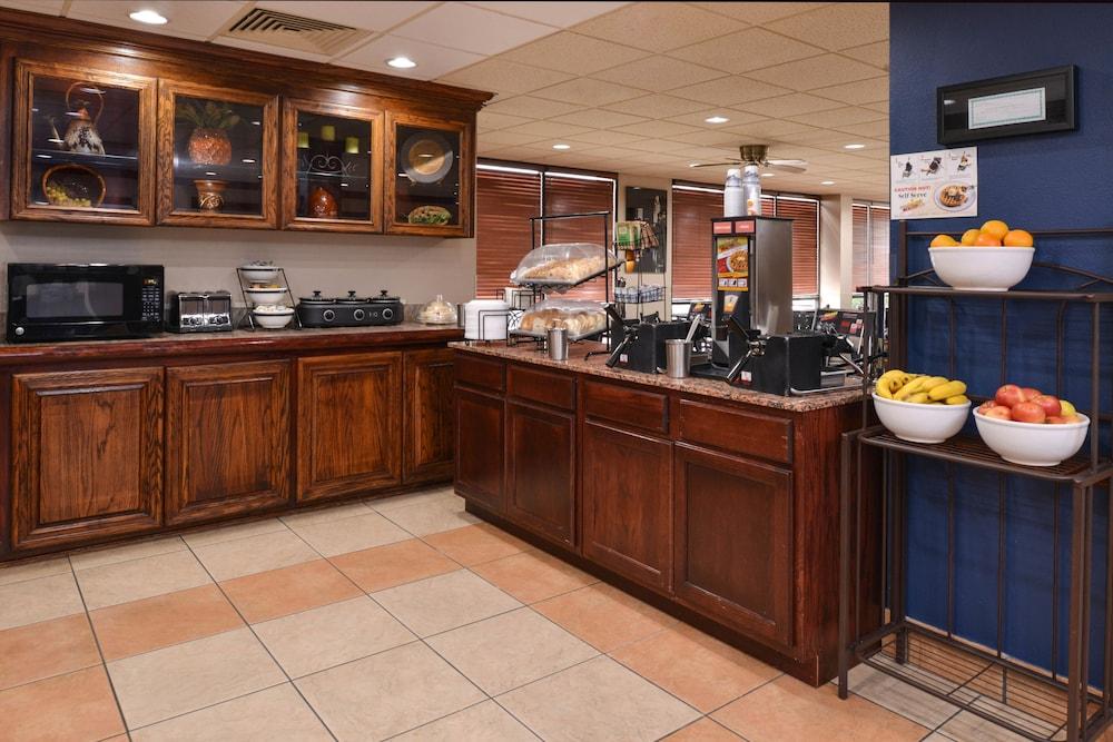 New Victorian Inn & Suites photo 23