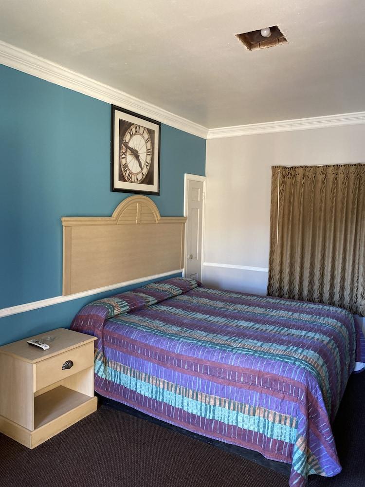 Colonial Manor Motel photo 7
