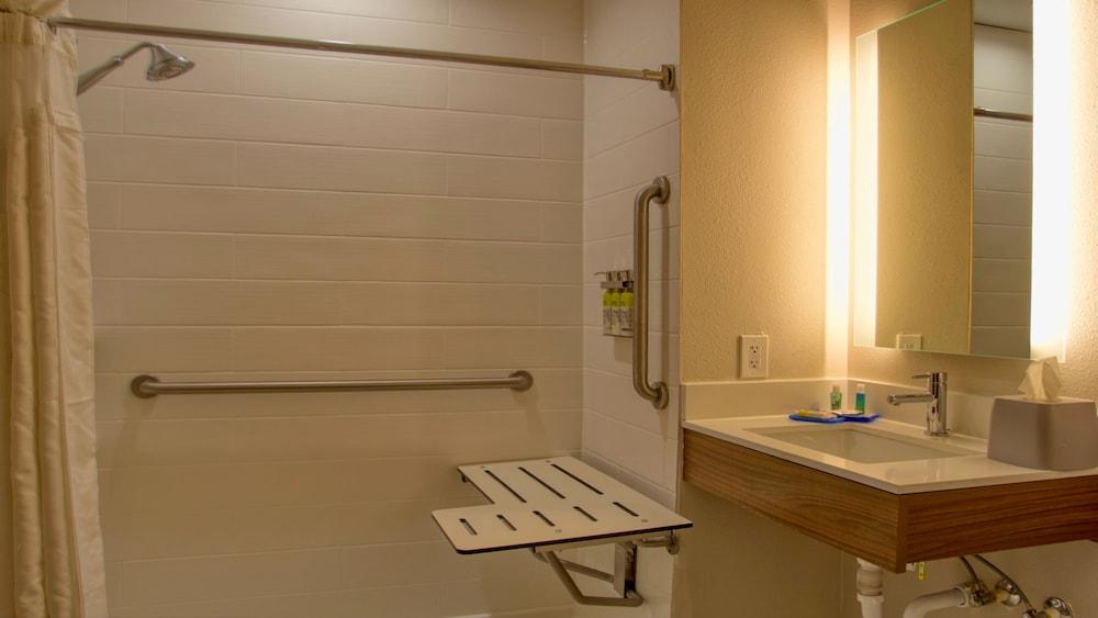 Holiday Inn Express Hotel & Suites BYRAM by IHG photo 27