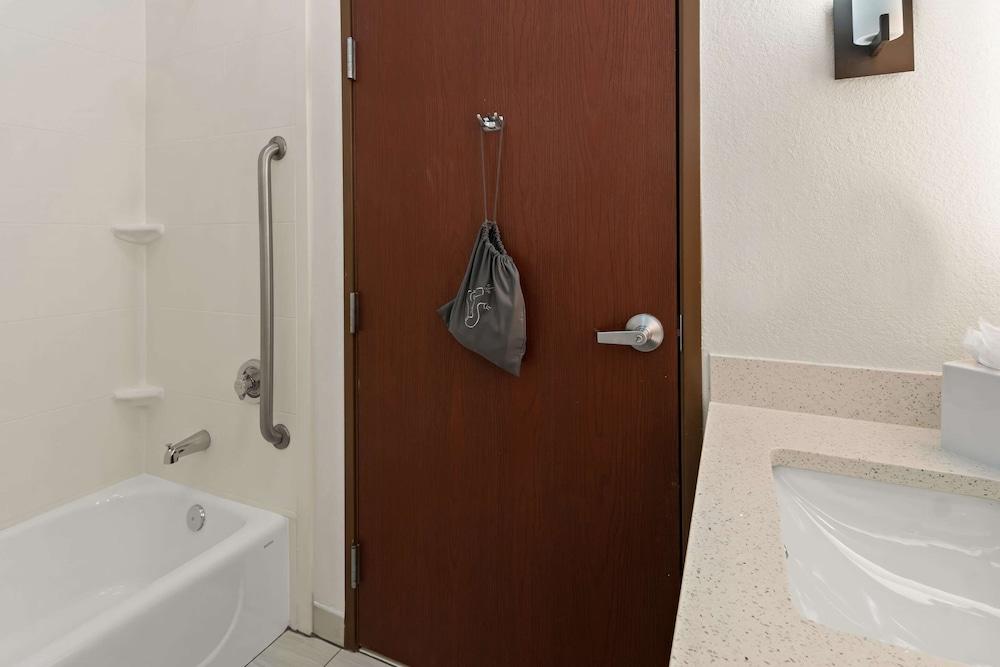 Comfort Suites Granbury photo 24