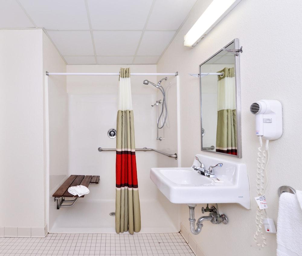 Red Roof Inn Sandusky - Milan photo 11