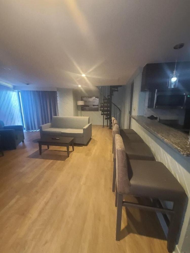 Ocean Reef Suites photo 9