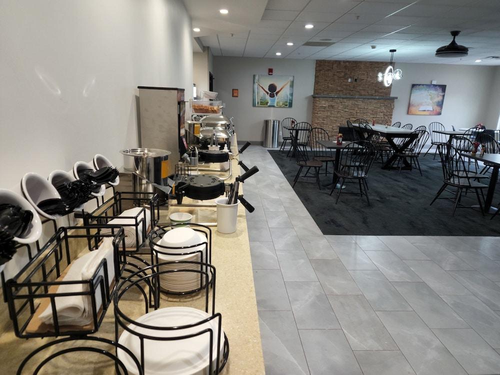 La Quinta Inn & Suites by Wyndham Lake George photo 60