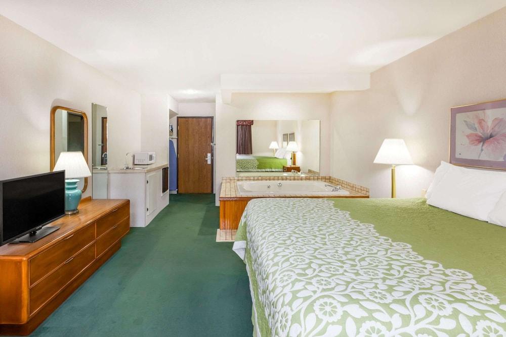 Days Inn by Wyndham Alpena photo 2