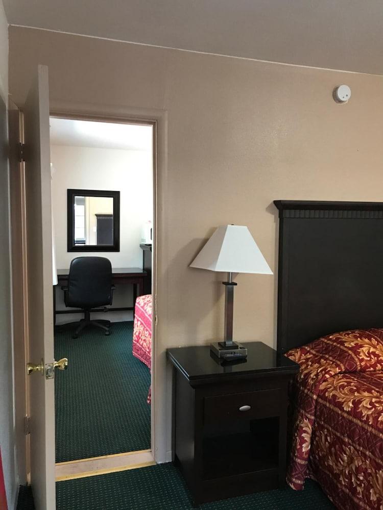 Town House Motel photo 21