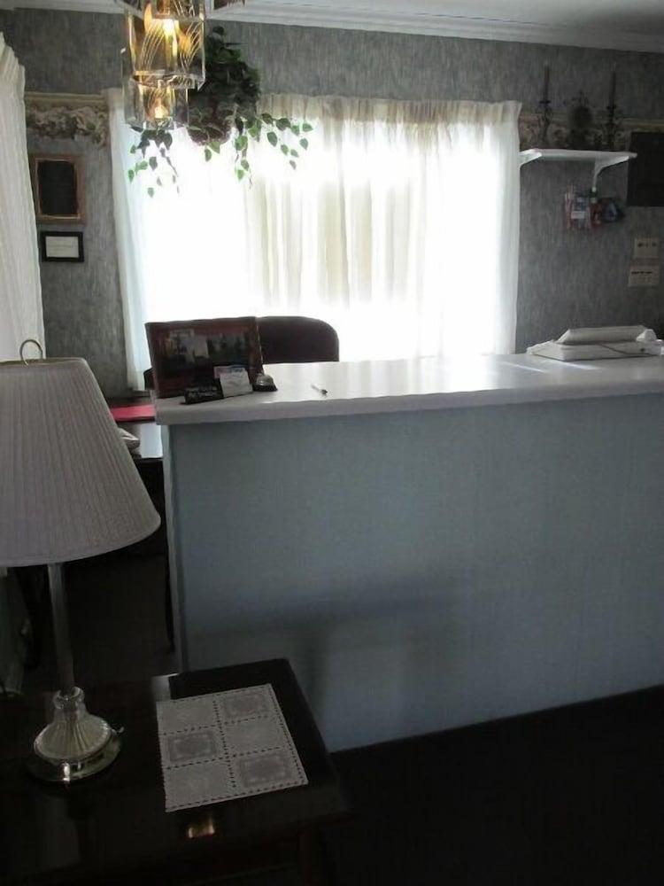 Elms Motel photo 6