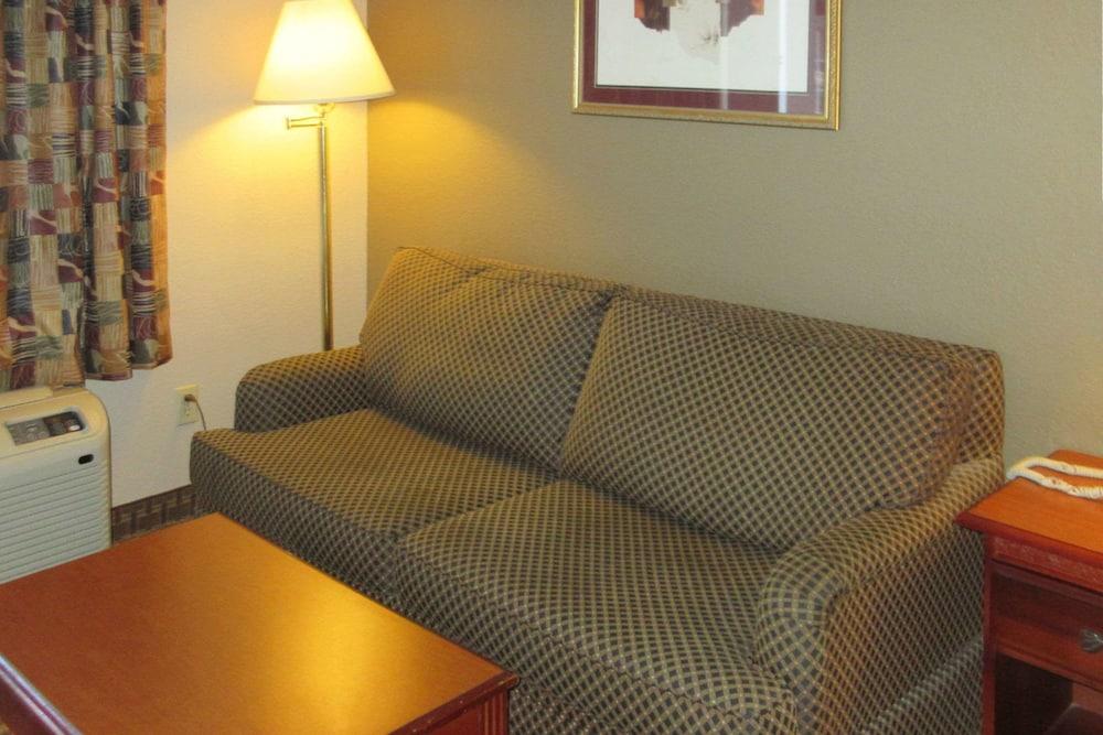 Super 8 by Wyndham Manchester TN photo 5