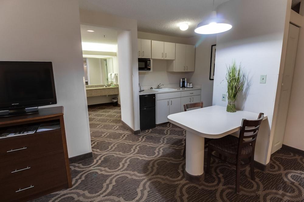 Ashmore Inn and Suites photo 32