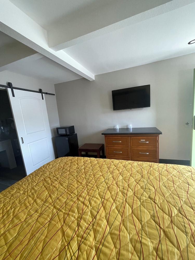 Stadium Inn & Spas photo 18