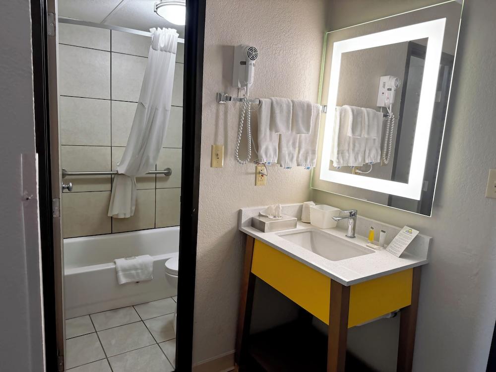 Days Inn by Wyndham Mason City photo 21