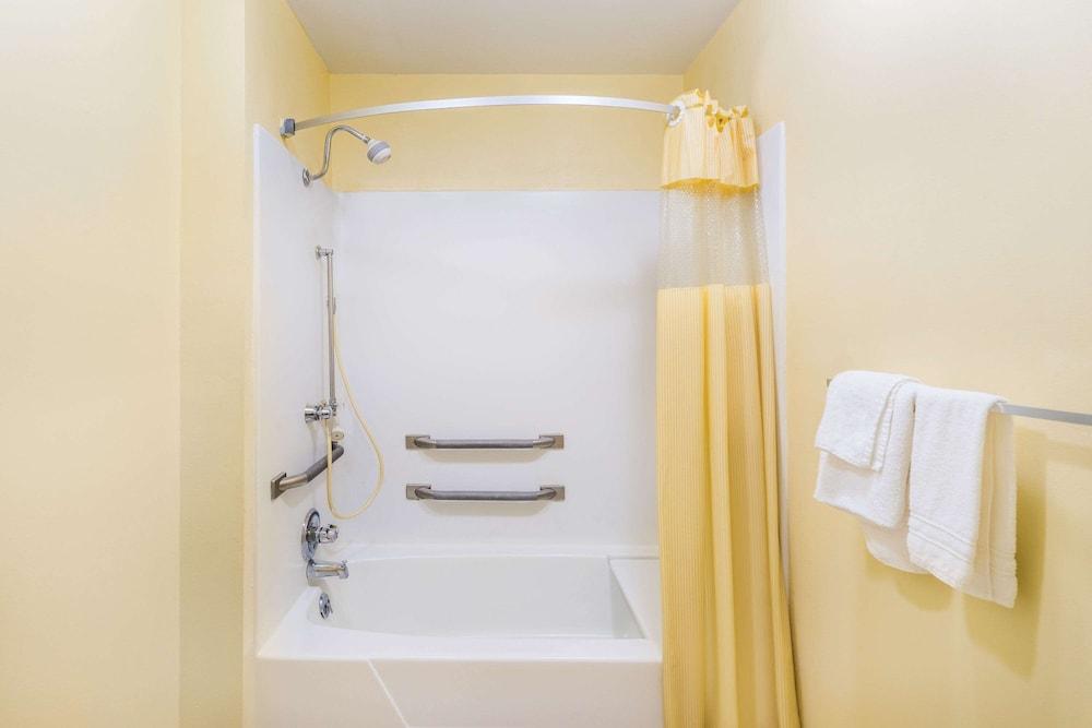 Days Inn by Wyndham Statesville photo 10
