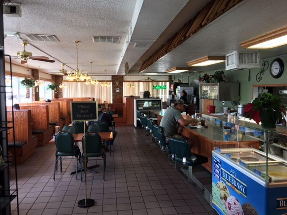 Flag's West Motel photo 2