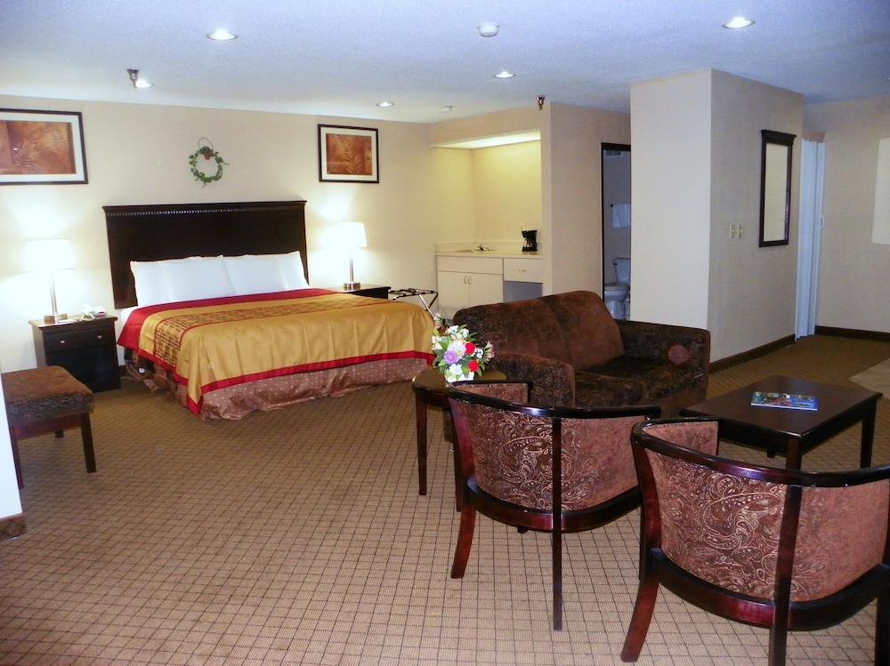 Royalton Inn & Suites photo 19