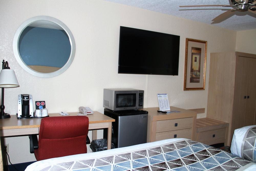 Baymont by Wyndham Stevens Point photo 12