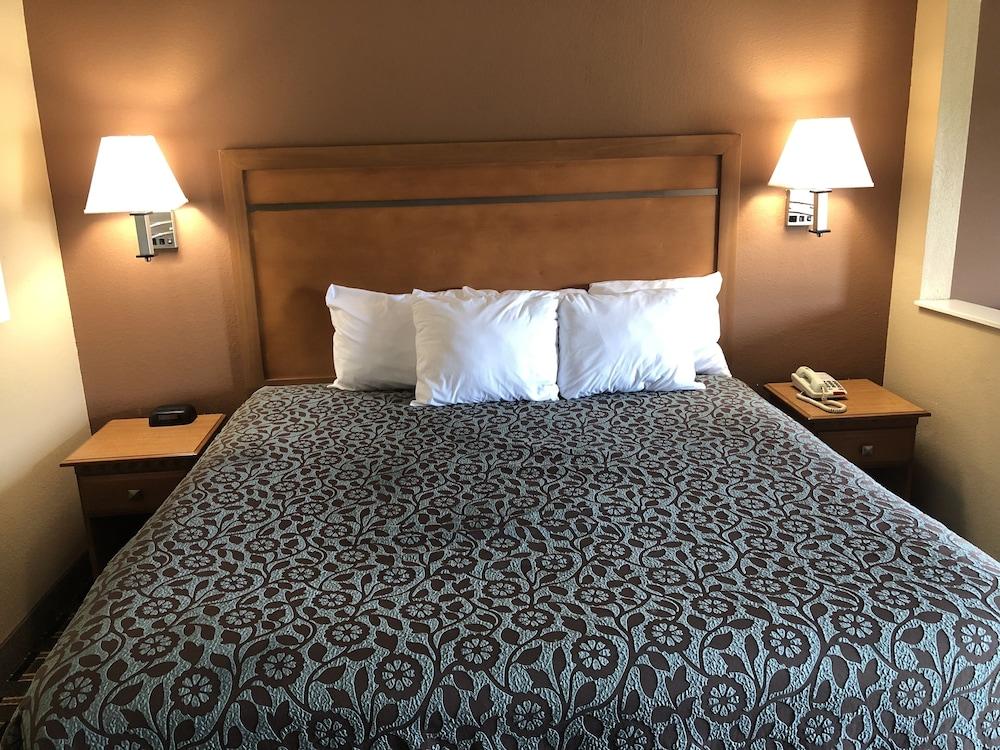 Days Inn by Wyndham Columbus photo 32