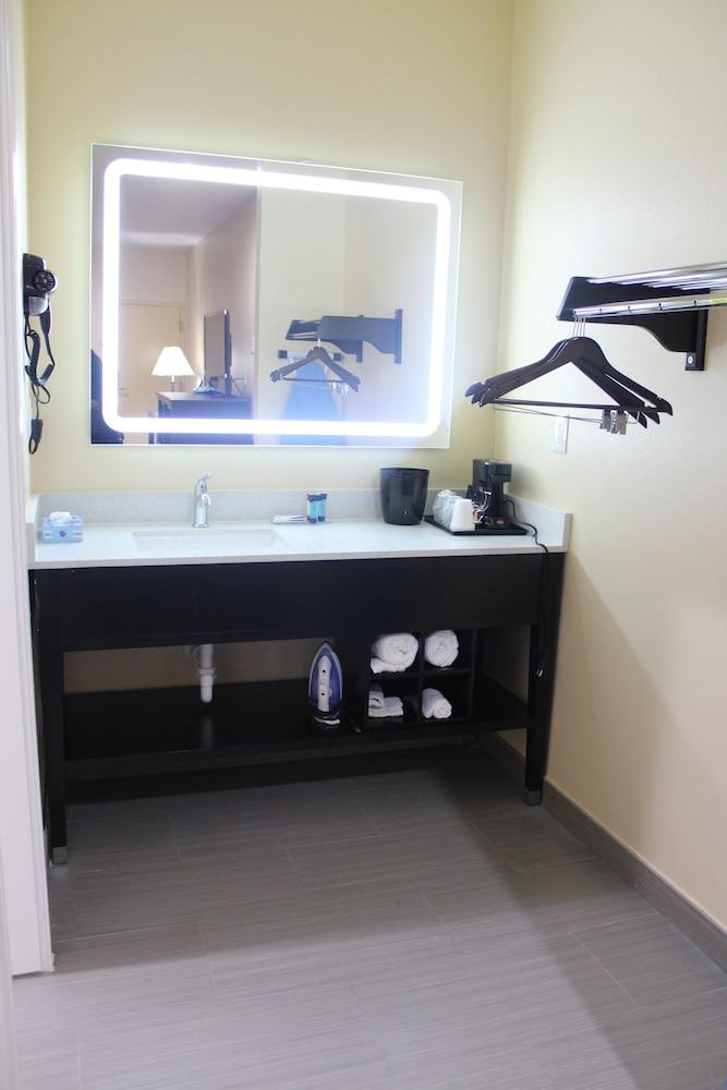 Express Inn & Suites - Bush Airport photo 17