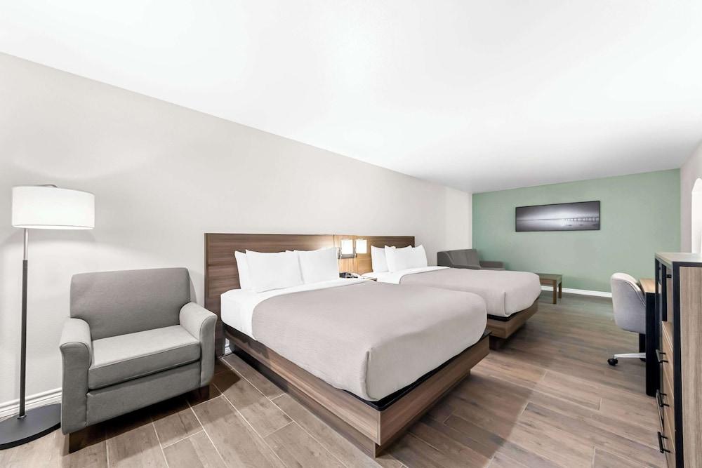 Quality Inn & Suites Port Lavaca near Lighthouse Beach photo 29