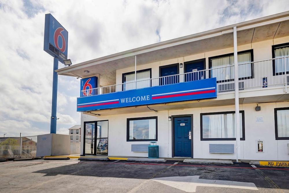 Motel 6 Denton, TX - UNT photo 1