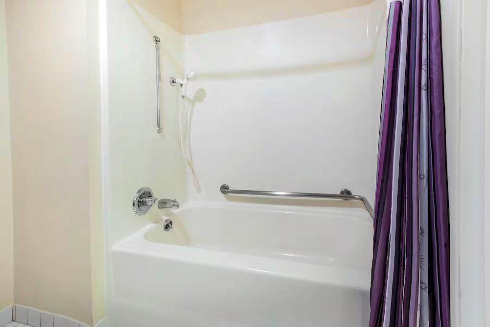 Norwood Inn and Suites Detroit photo 15