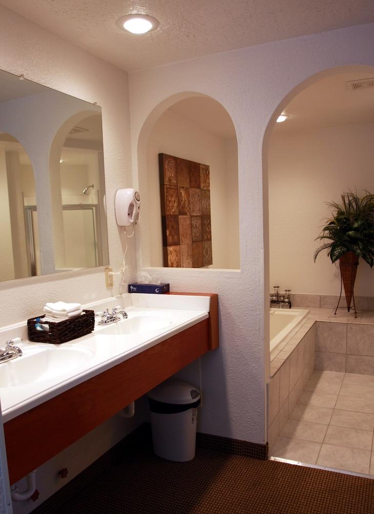 Western Royal Inn photo 12