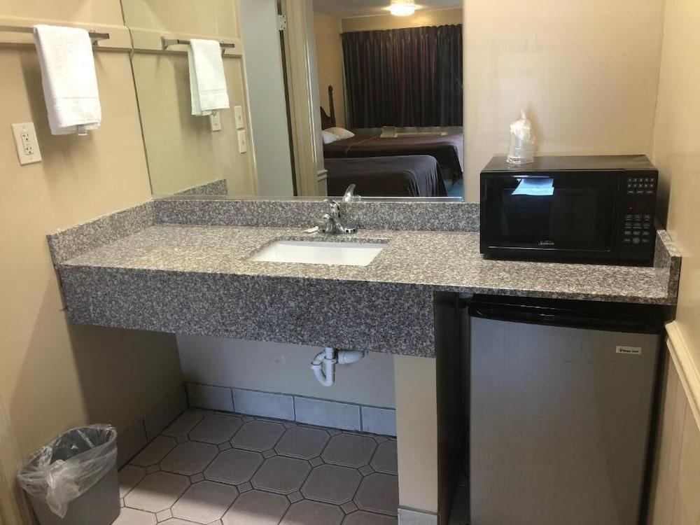 Travelers Inn photo 7