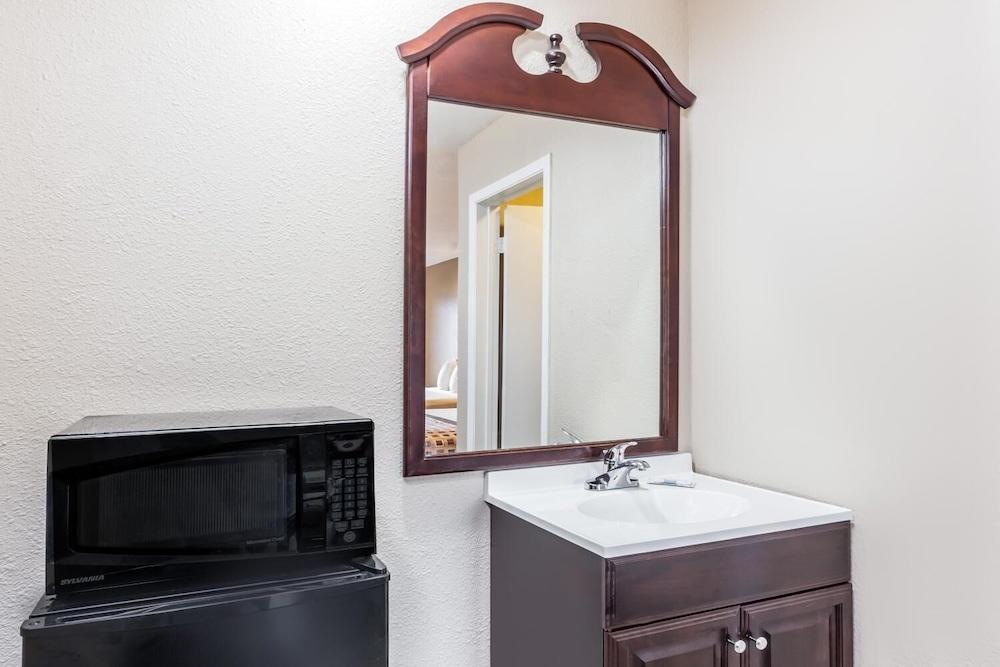 Deluxe Inn Denton photo 11