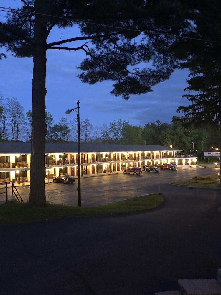 Amber's Inn & Suites photo 62