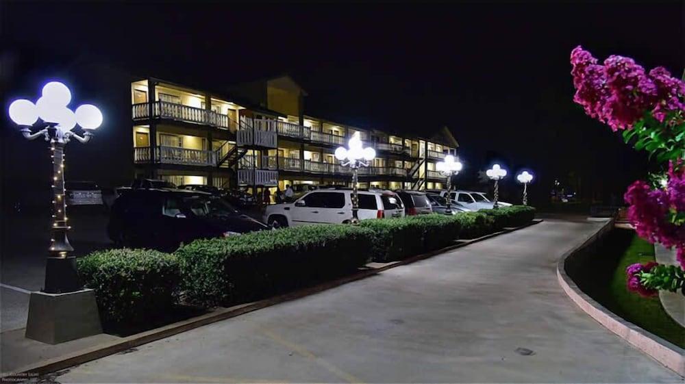 Sunday House Inn and Suites photo 5