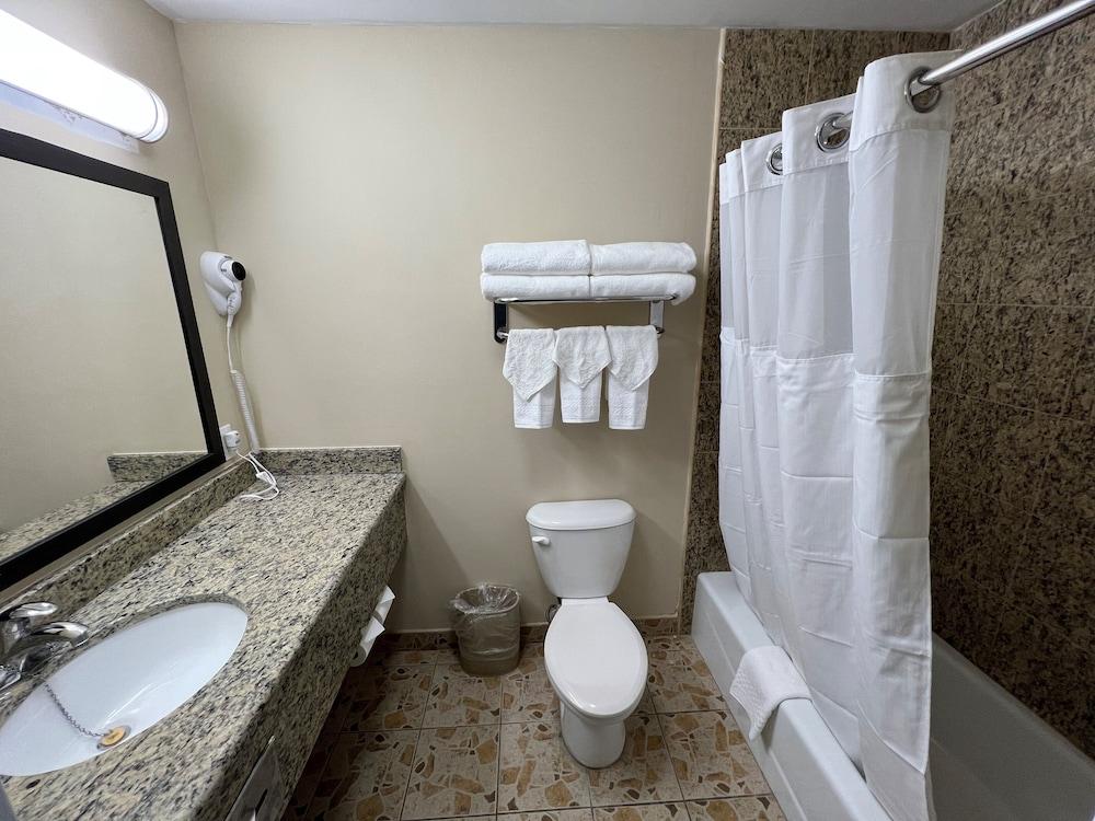 Travelodge by Wyndham Ozone Park photo 23