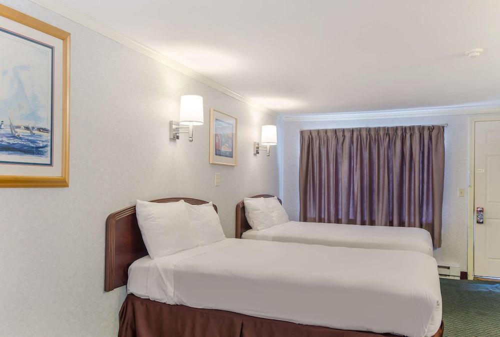 Americas Best Value Inn & Suites Hyannis Cape Cod photo 15