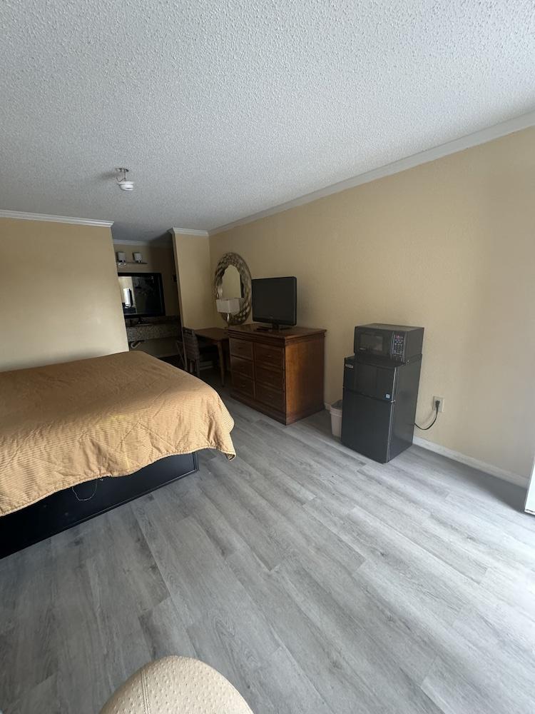 Colony Inn photo 6