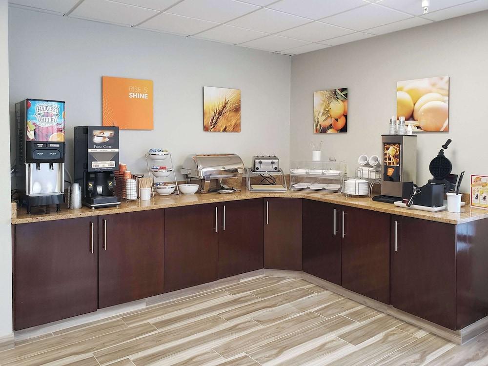 Comfort Inn & Suites Saint Louis Lafayette Square photo 11