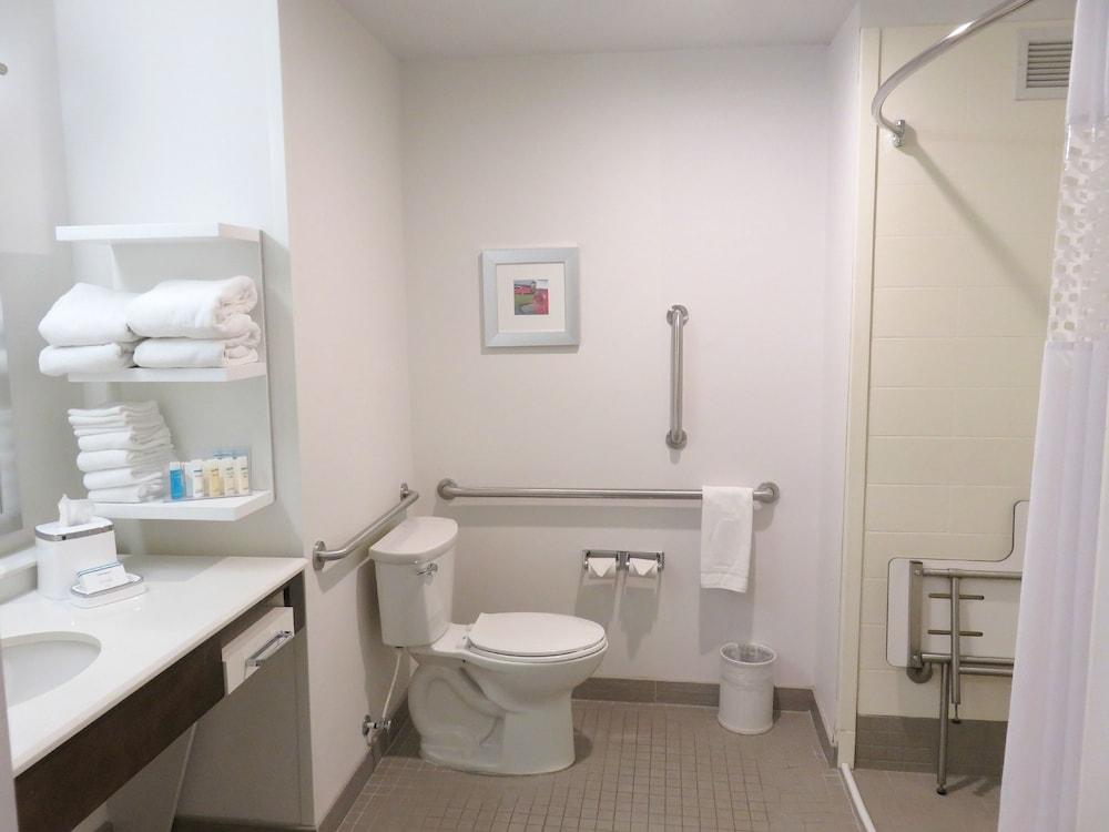 Hampton Inn by Hilton Detroit Dearborn photo 16