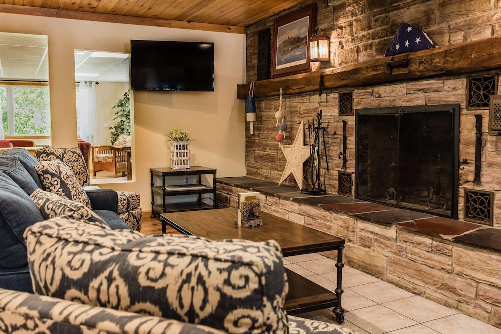 Capt.'s Inn & Suites photo 23