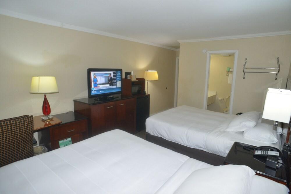 Hometown Inn & Suites photo 19