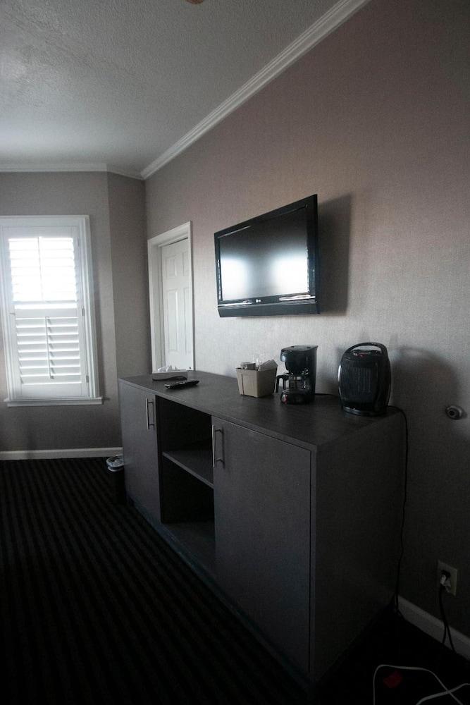 Alpha Inn & Suites photo 30