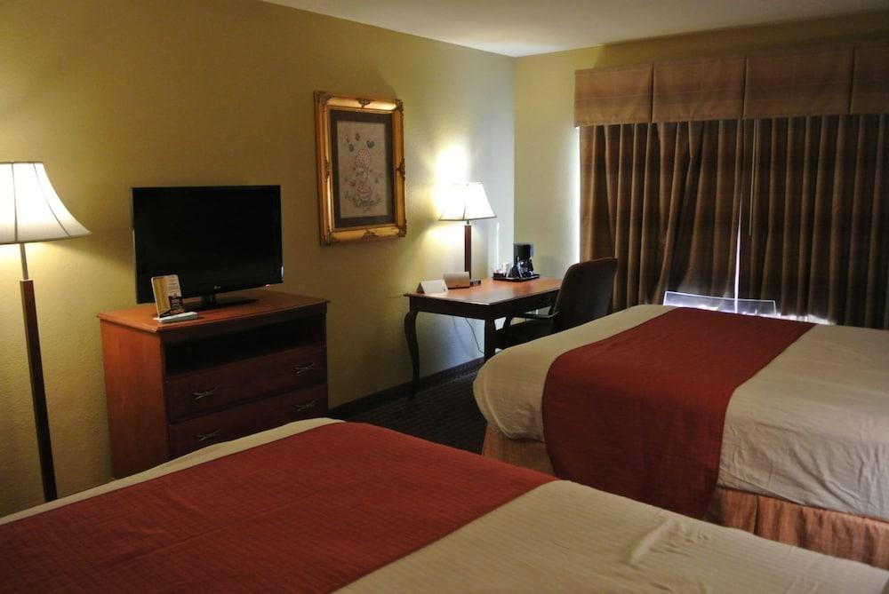 Quality Inn & Suites Carthage near Precious Moments Chapel photo 12