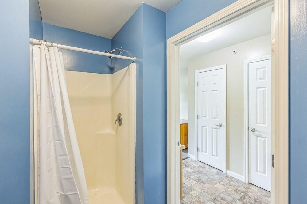 Green Goose Lodge - Studio Apt Sleeps 4 Condo photo 4