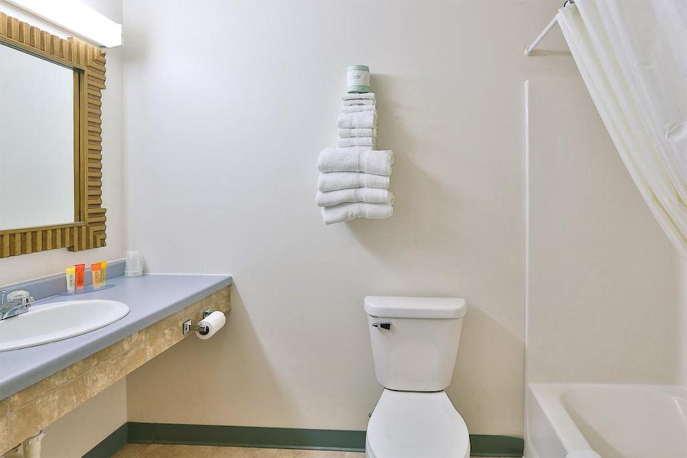 Budget Inn photo 8