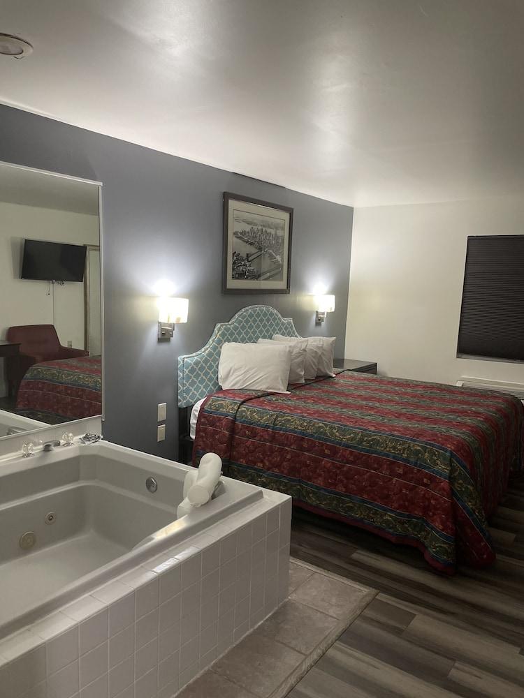 Greenwoods Inn & Suites photo 7
