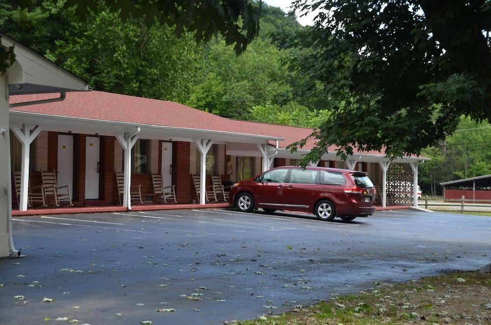 Travelowe's Motel photo 37