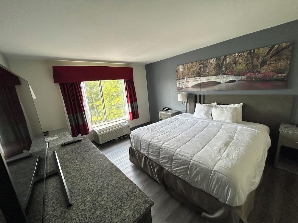 Clarion Pointe - Greensboro Coliseum Area photo 14