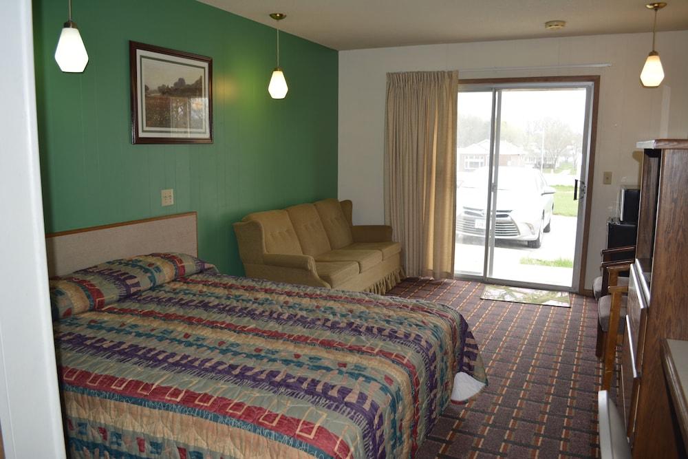 Edgetowner Motel photo 10
