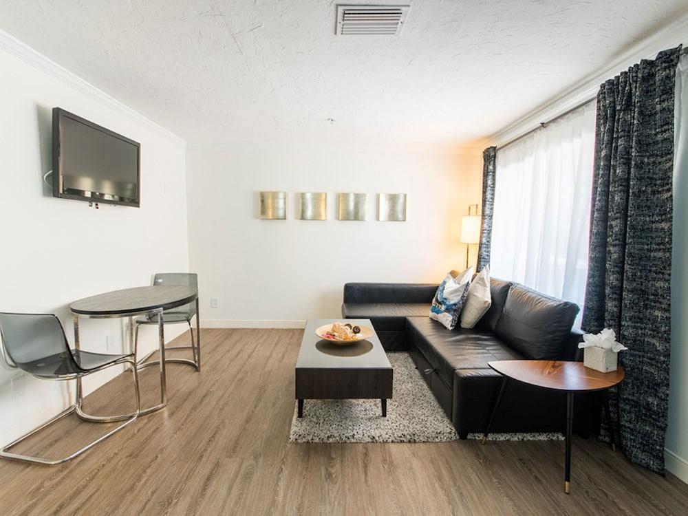 Hibiscus Suites - Gateway to Siesta Key photo 15