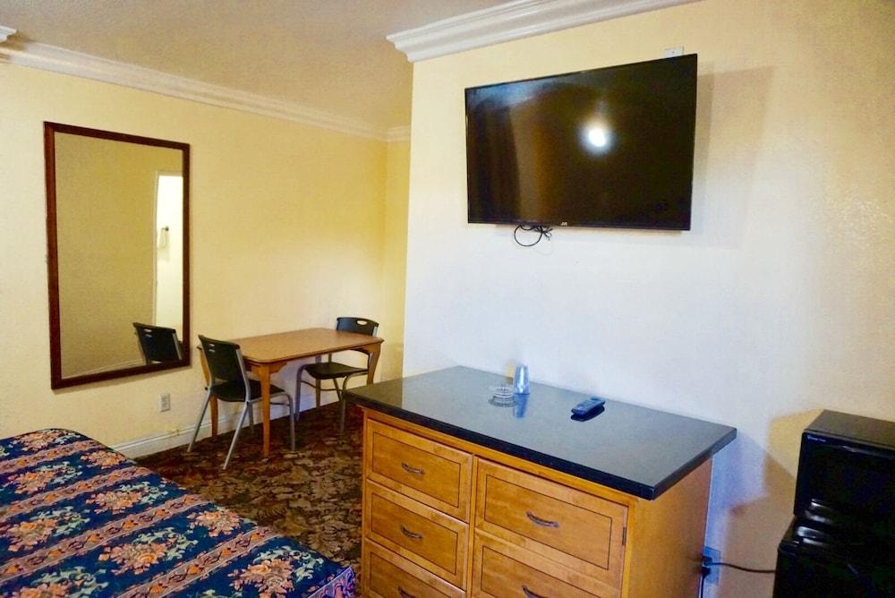 Satellite Motel photo 30