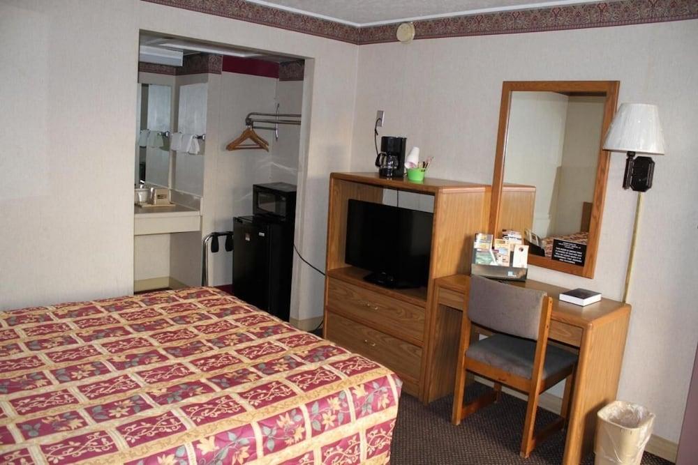 Budget Host Inn Bristol photo 18